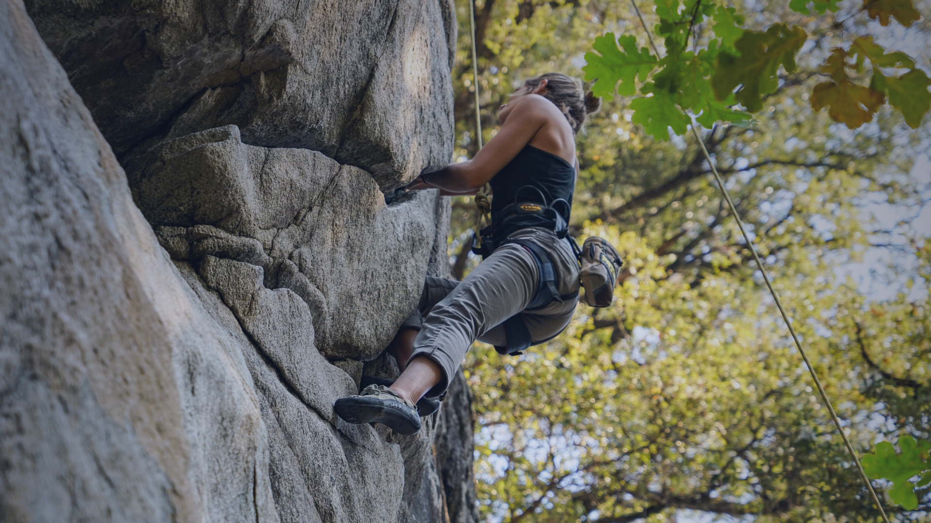 Rock climbing. Гора и скалолаз. Человек поднимается в гору. Климбинг. Альпинист на скале.